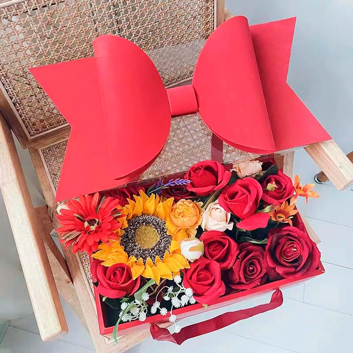 Caja para flores moño rojo