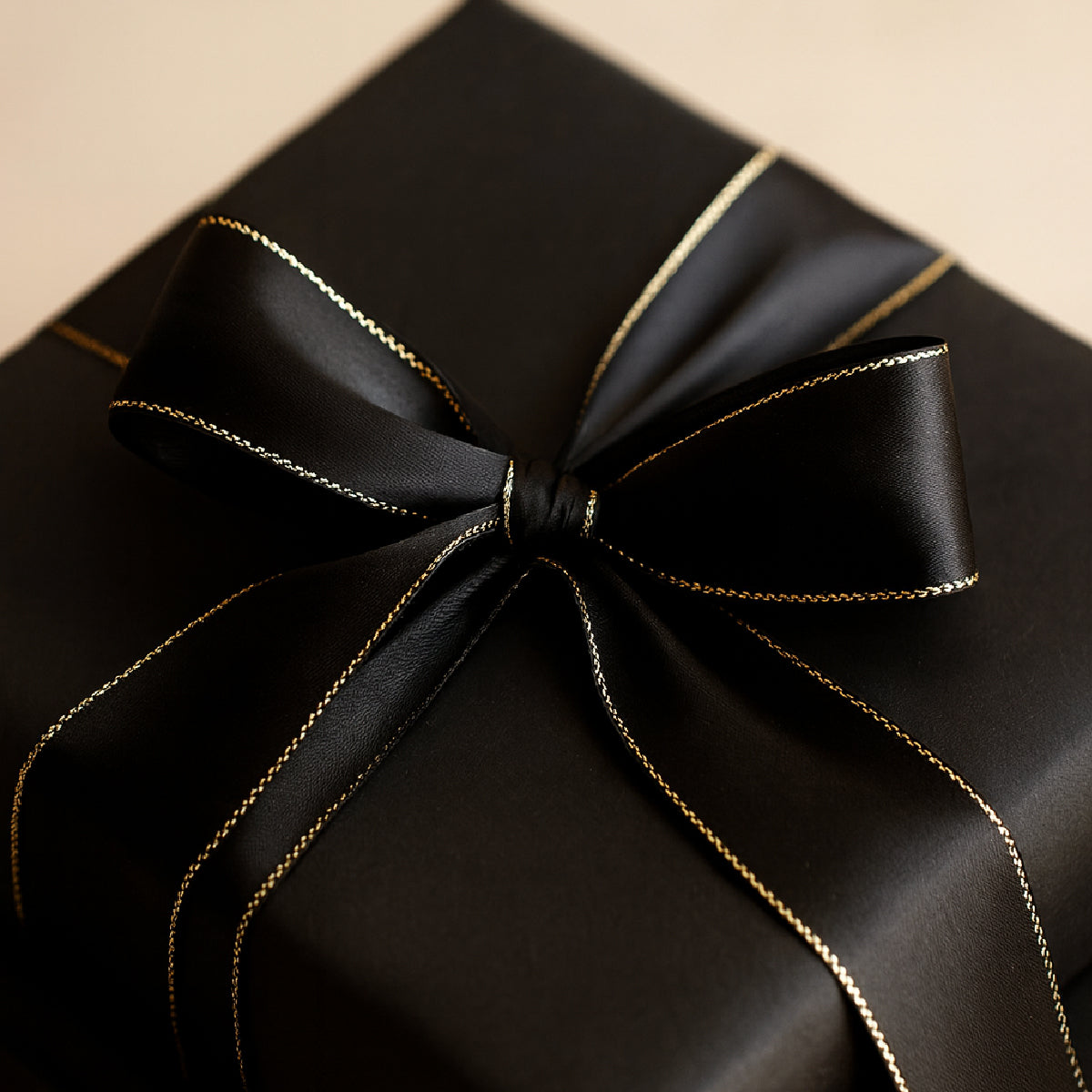 Listón floral satinado con contornos dorados