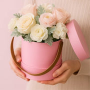 Caja floral en forma de cilindro con asa