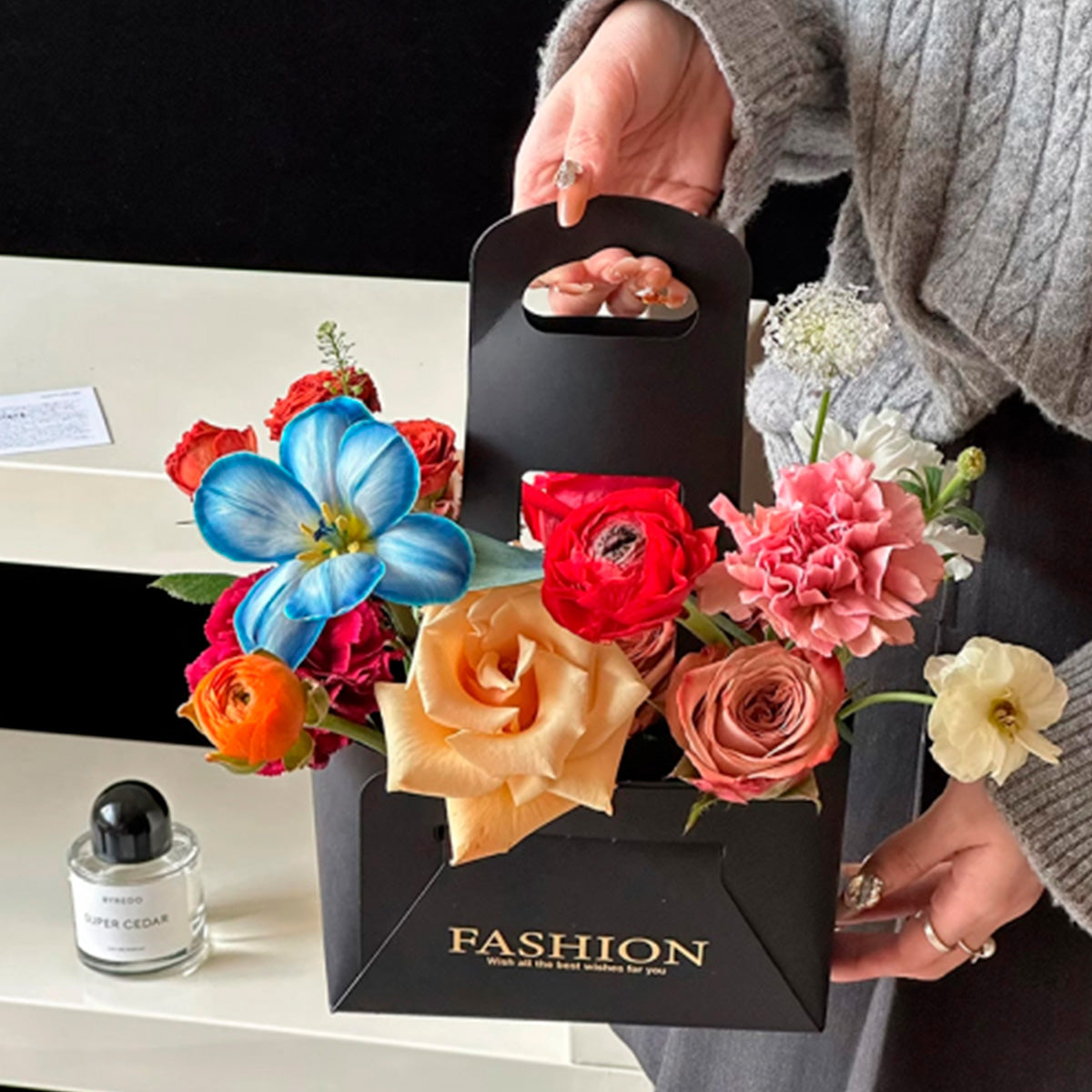 canasta de cartón para flores