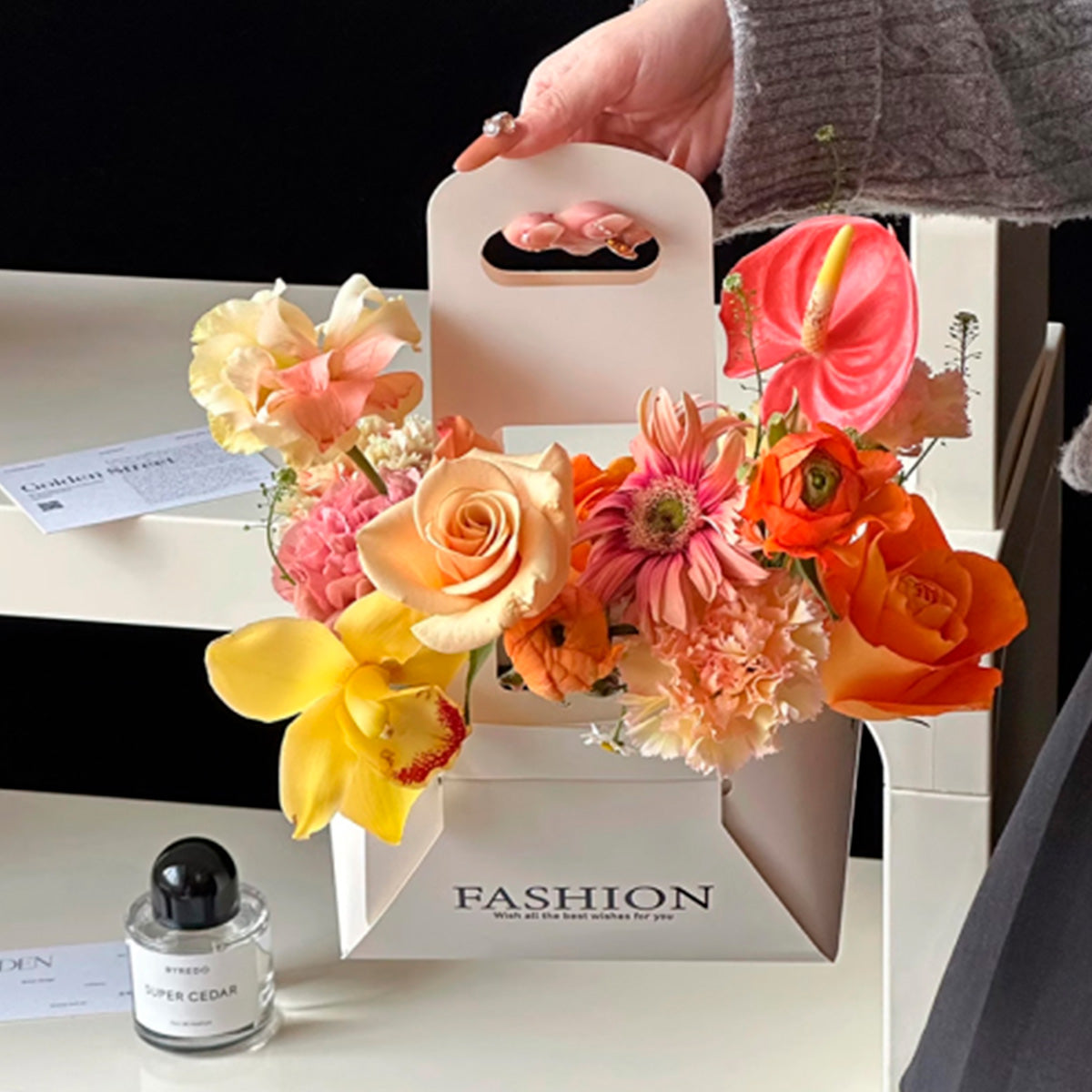 canasta de cartón para flores