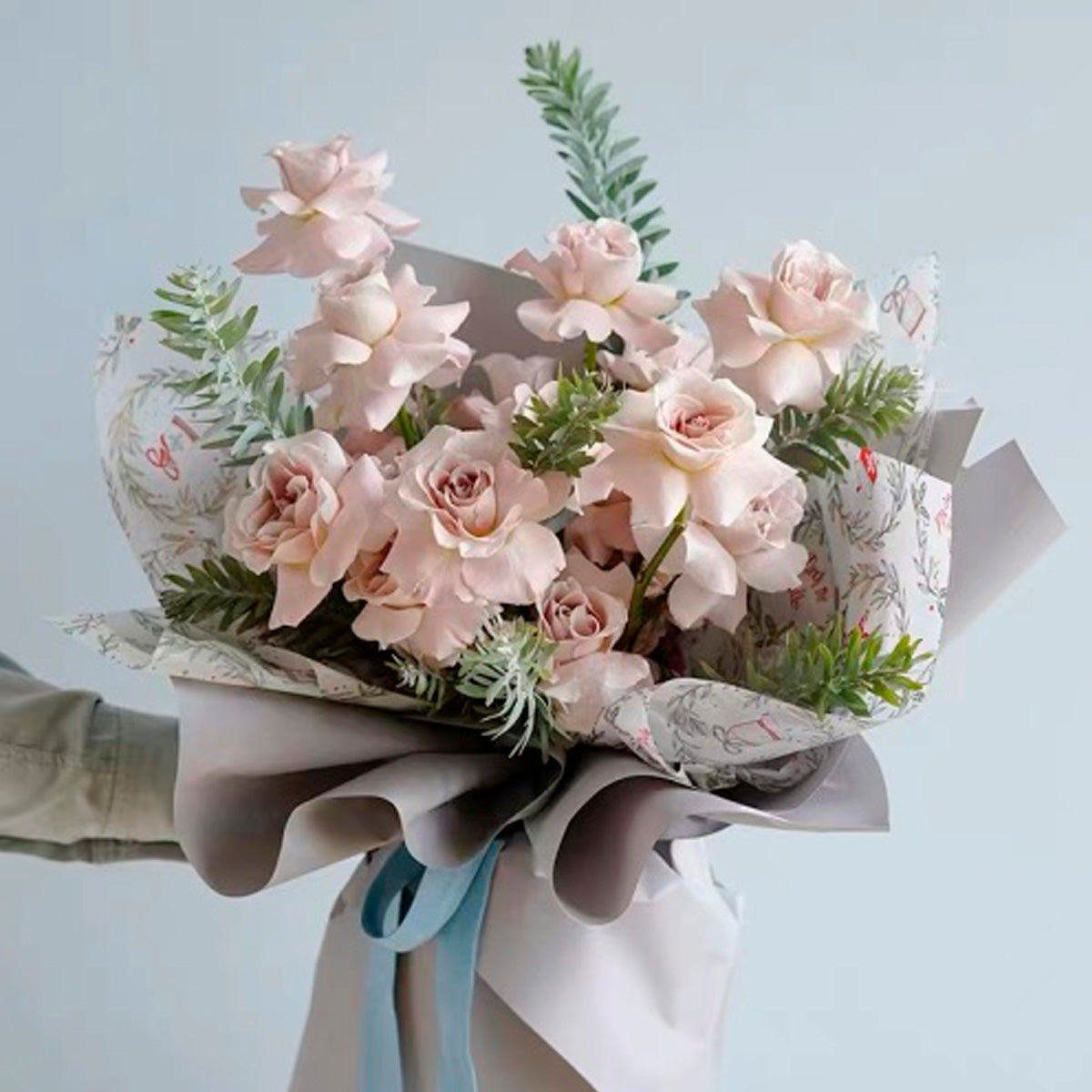 Ejemplo de uso de Papel tipo seda navideño paquete de 10 pliegos con diseños variados para arreglos florales, ramos y flores.