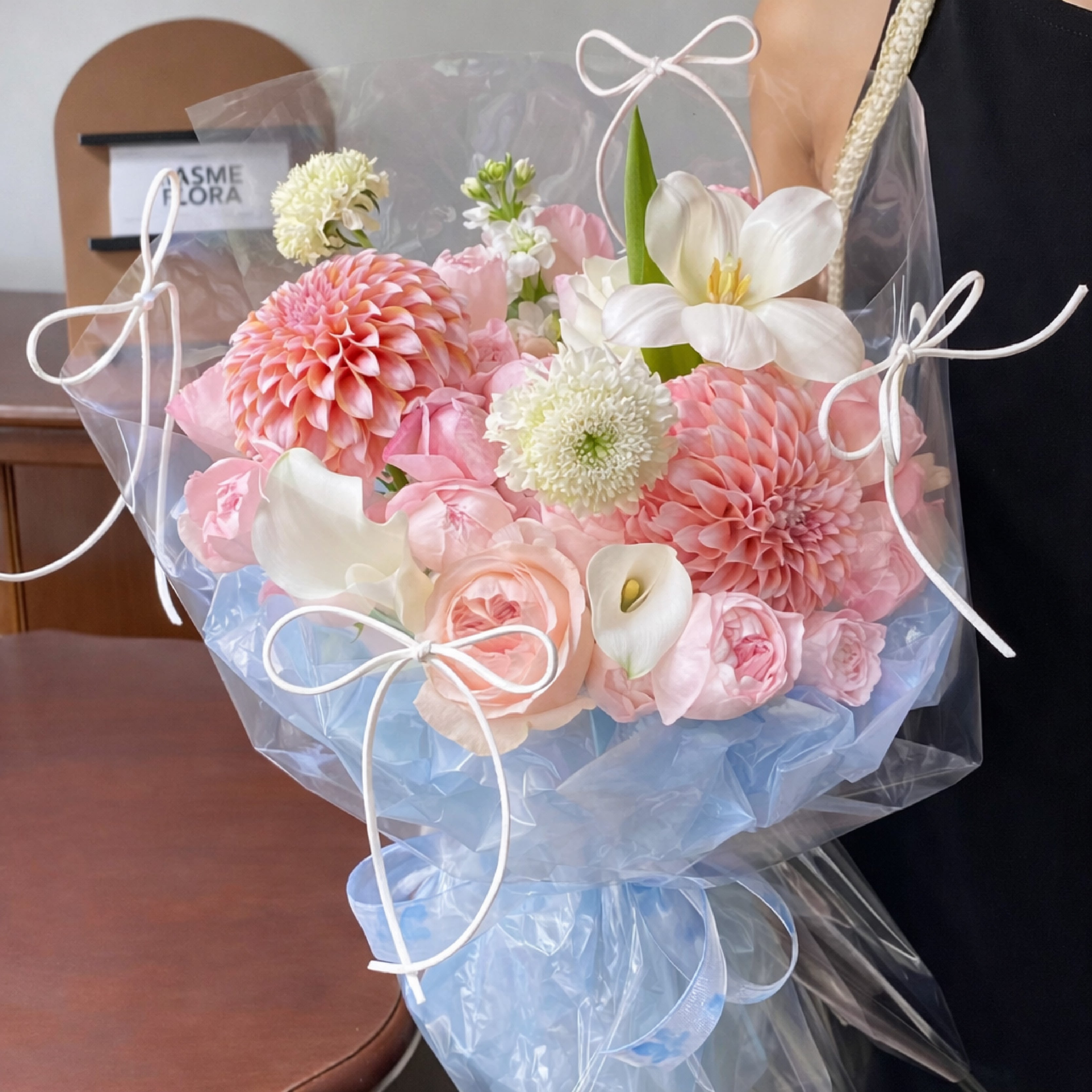 Ramo de flores con papel celeste