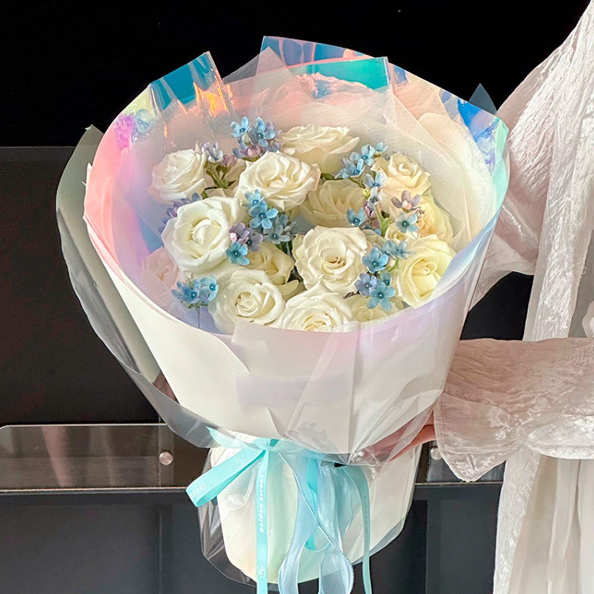 Ramo de flores con papel celofán coreano tornasol blanco