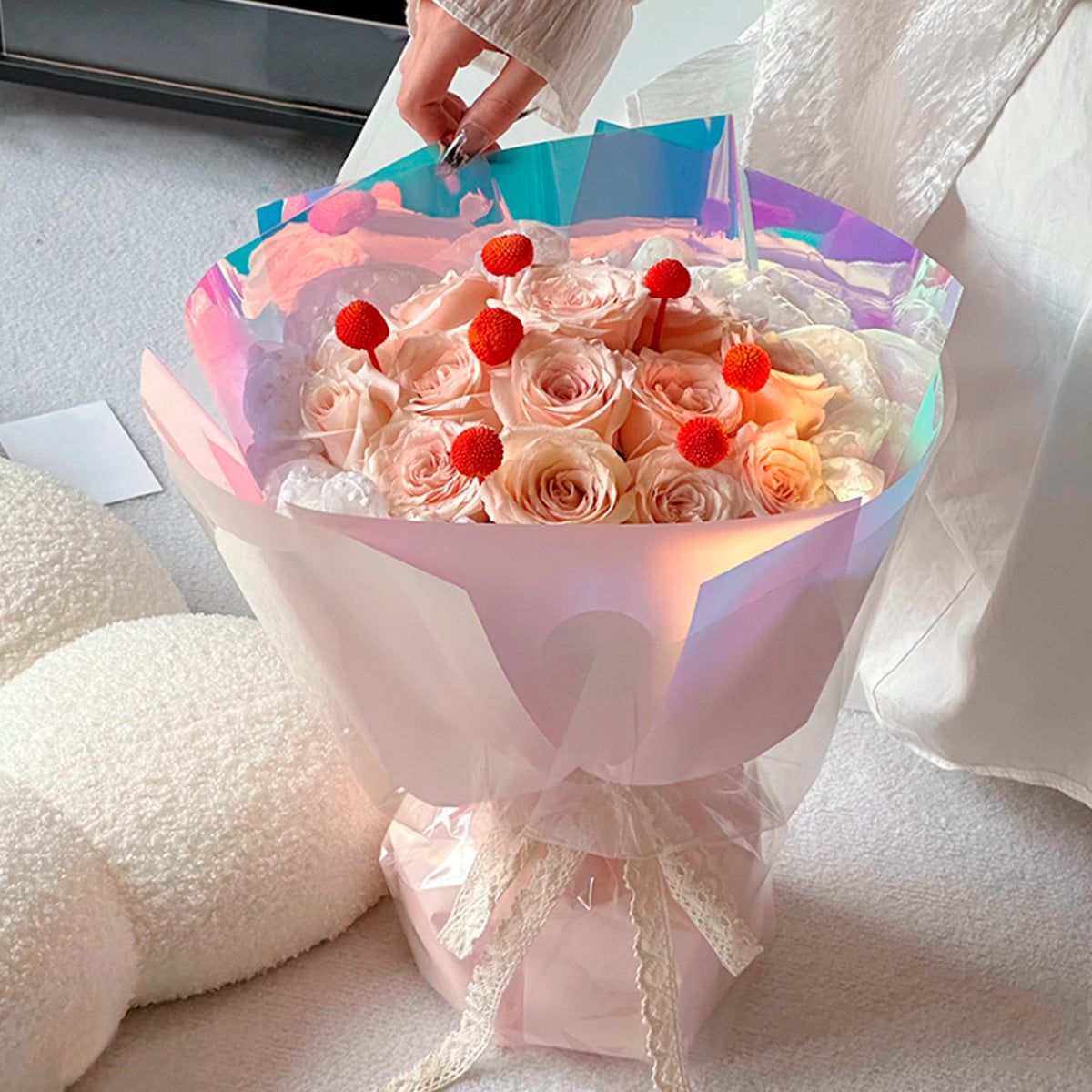 Ramo de flores con papel celofán coreano tornasol rosa