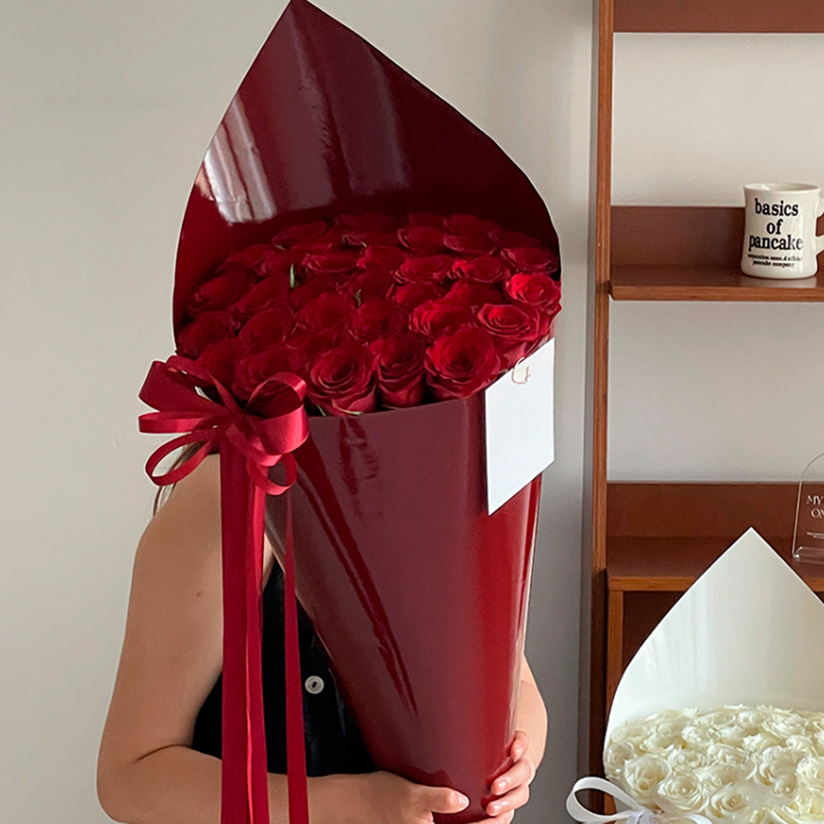 Bouquet floral con papel bonito rojo