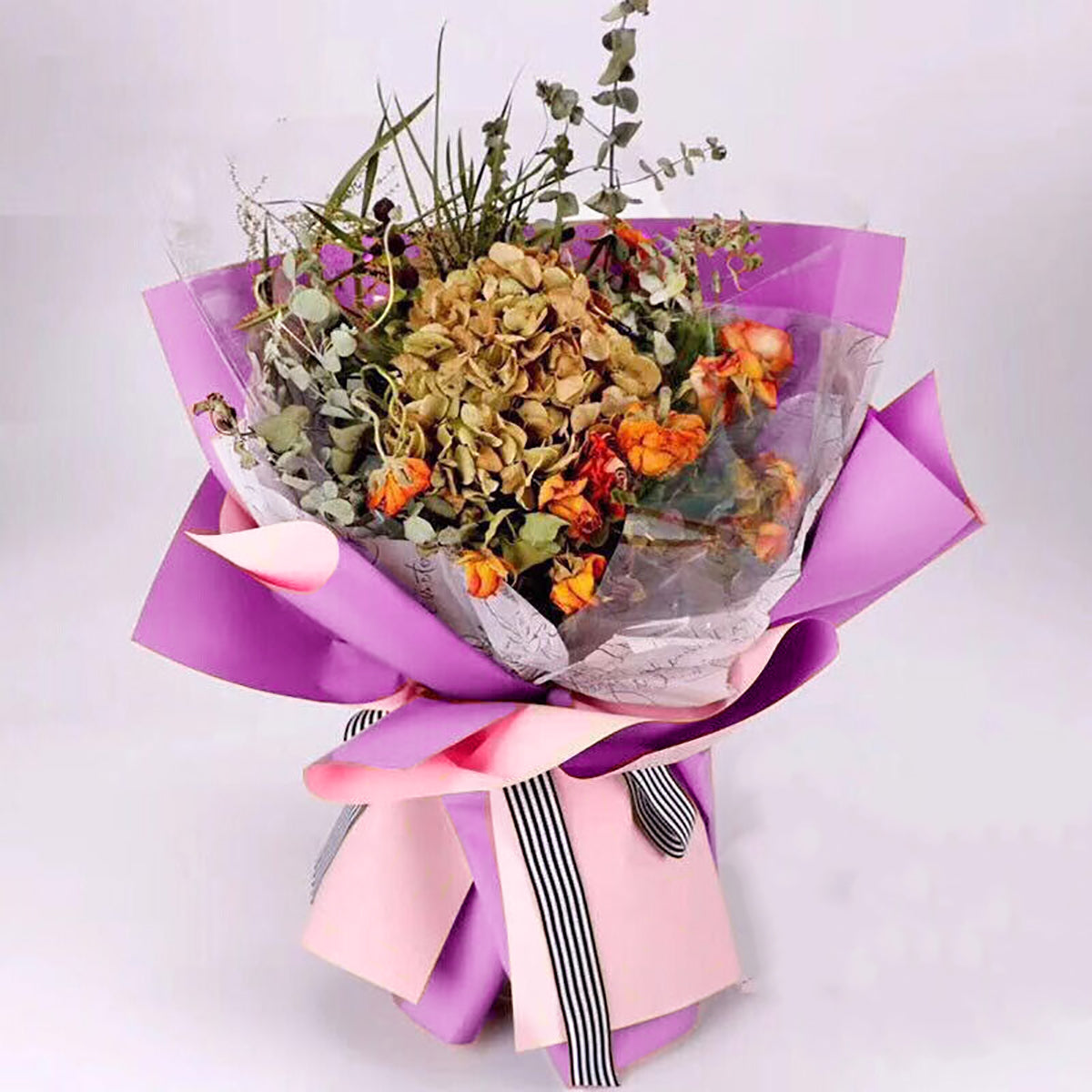 ejemplo de uso de papel coreano bicolor para envolver ramos y flores