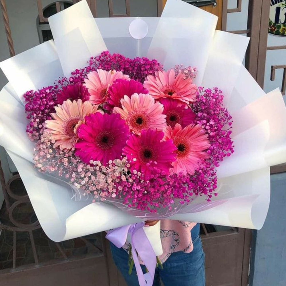 ejemplo de uso del papel coreano translúcido con marco para envolver ramos y flores