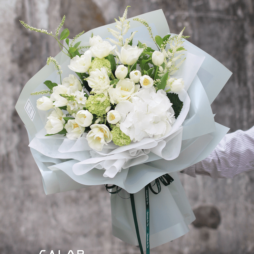 ejemplo de uso del papel coreano translúcido con marco para envolver ramos y flores