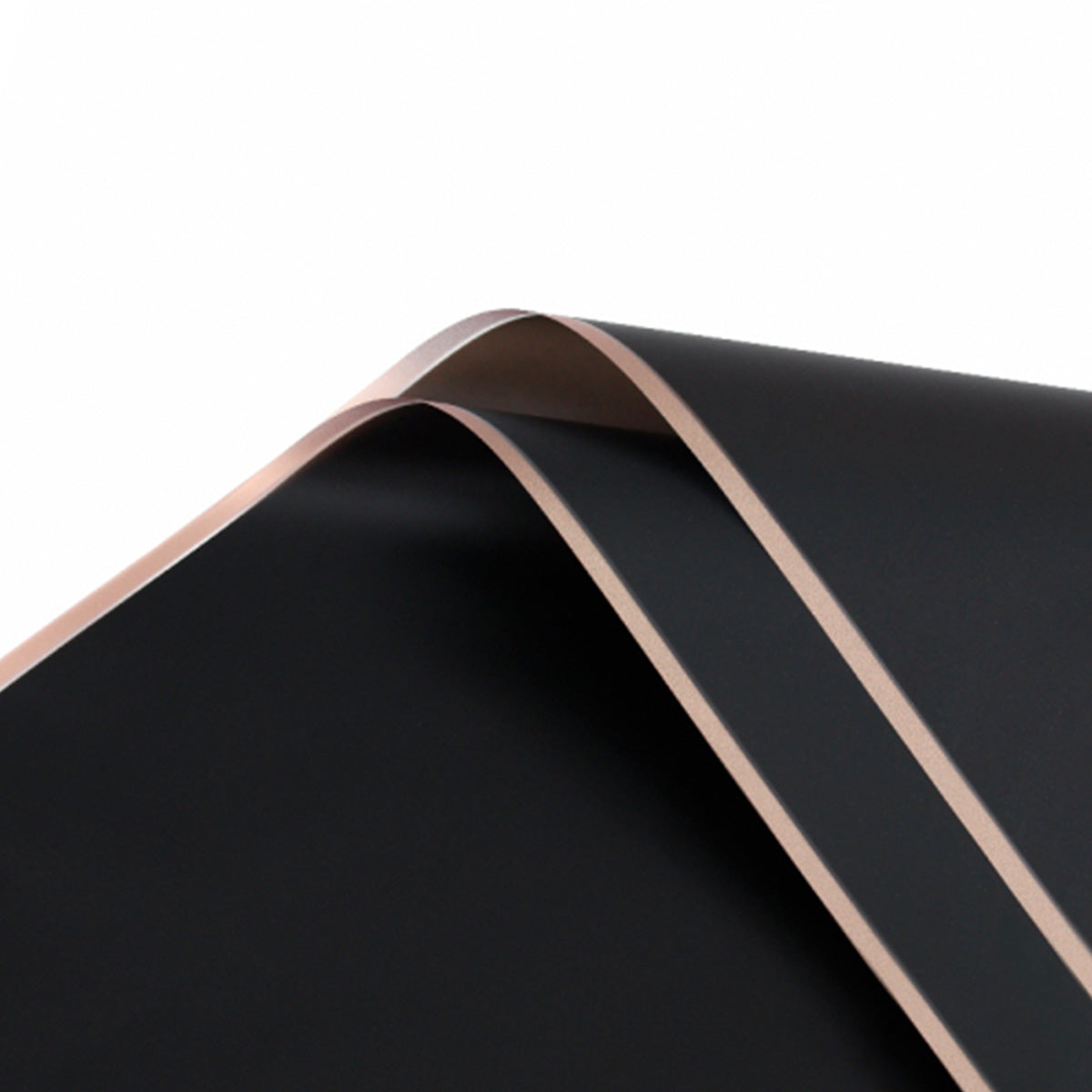 Papel coreano premium translúcido e impermeable con franjas doradas para ramos de flores  en paquete de 20 pliegos, color negro.