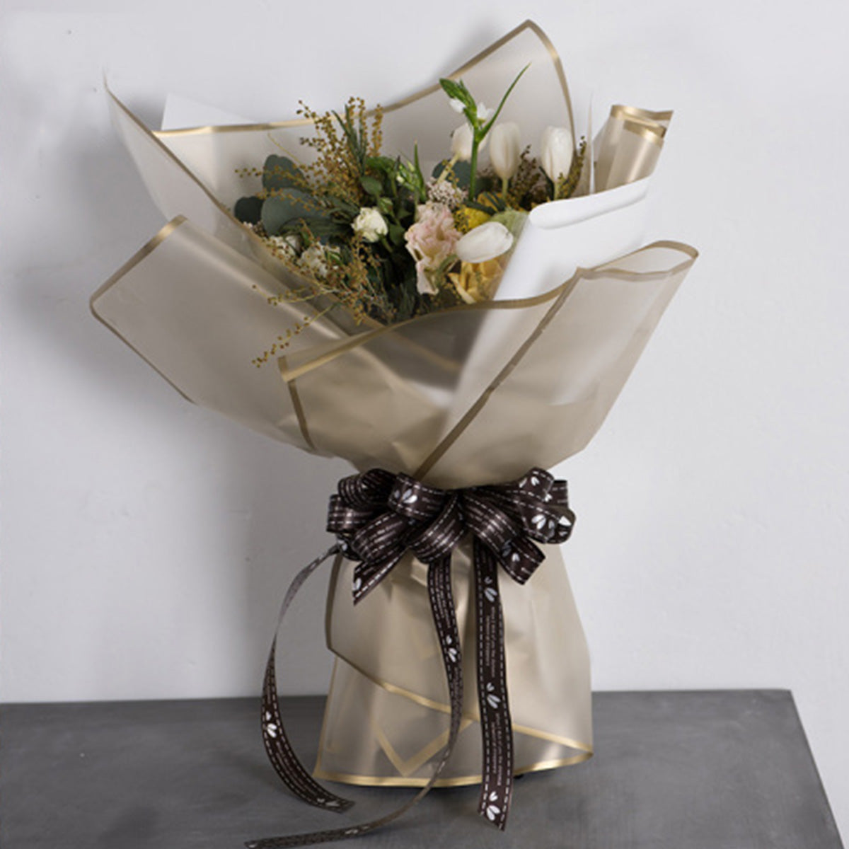 Ejemplo de uso de Papel coreano premium translúcido con color en paquete de 20 pliegos, disponible en dorado, negro, plateado, lavanda y rosa para ramos de flores