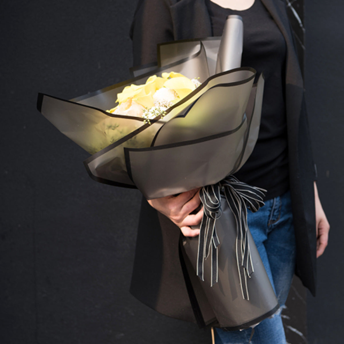 Ejemplo de Papel coreano premium translúcido con color en paquete de 20 pliegos, disponible en dorado, negro, plateado, lavanda y rosa para ramos de flores