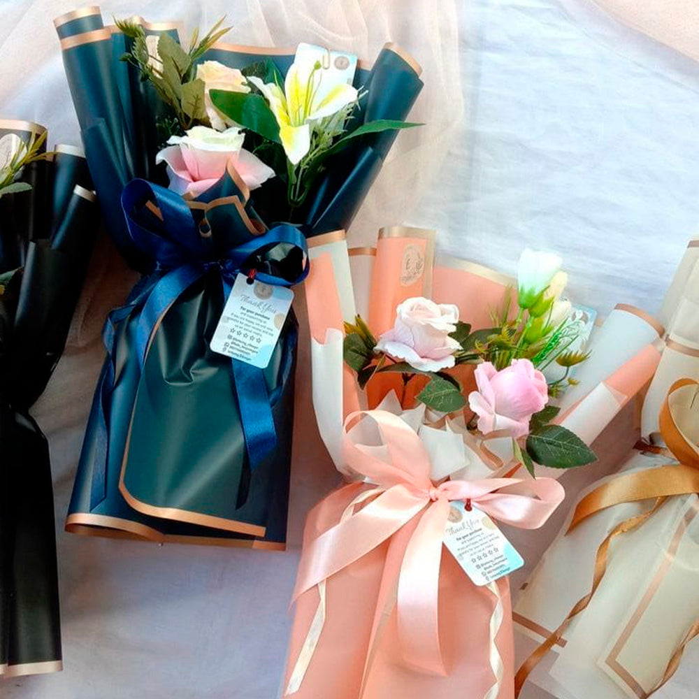 Ejemplo de uso de papel coreano mate para ramos de flores, con líneas doradas y variantes de color (melón, verde, rosa claro, negro). Paquete 20 pliegos.