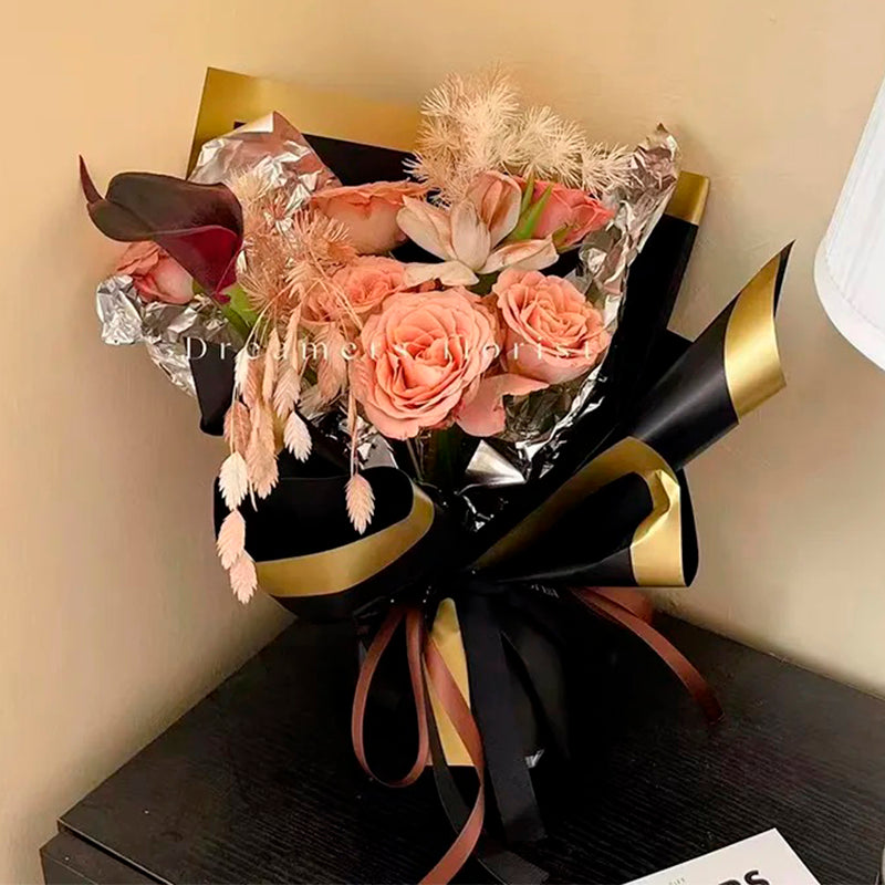 Ejemplo de uso de papel coreano mate para ramos de flores, con líneas doradas y variantes de color (melón, verde, rosa claro, negro). Paquete de 20 pliegos.