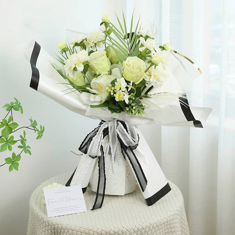 Ejemplo de uso de papel coreano mate con diseño de franjas en colores rojo, blanco y negro. Material resistente al agua para ramos de flores. Paquete 20 pliegos.