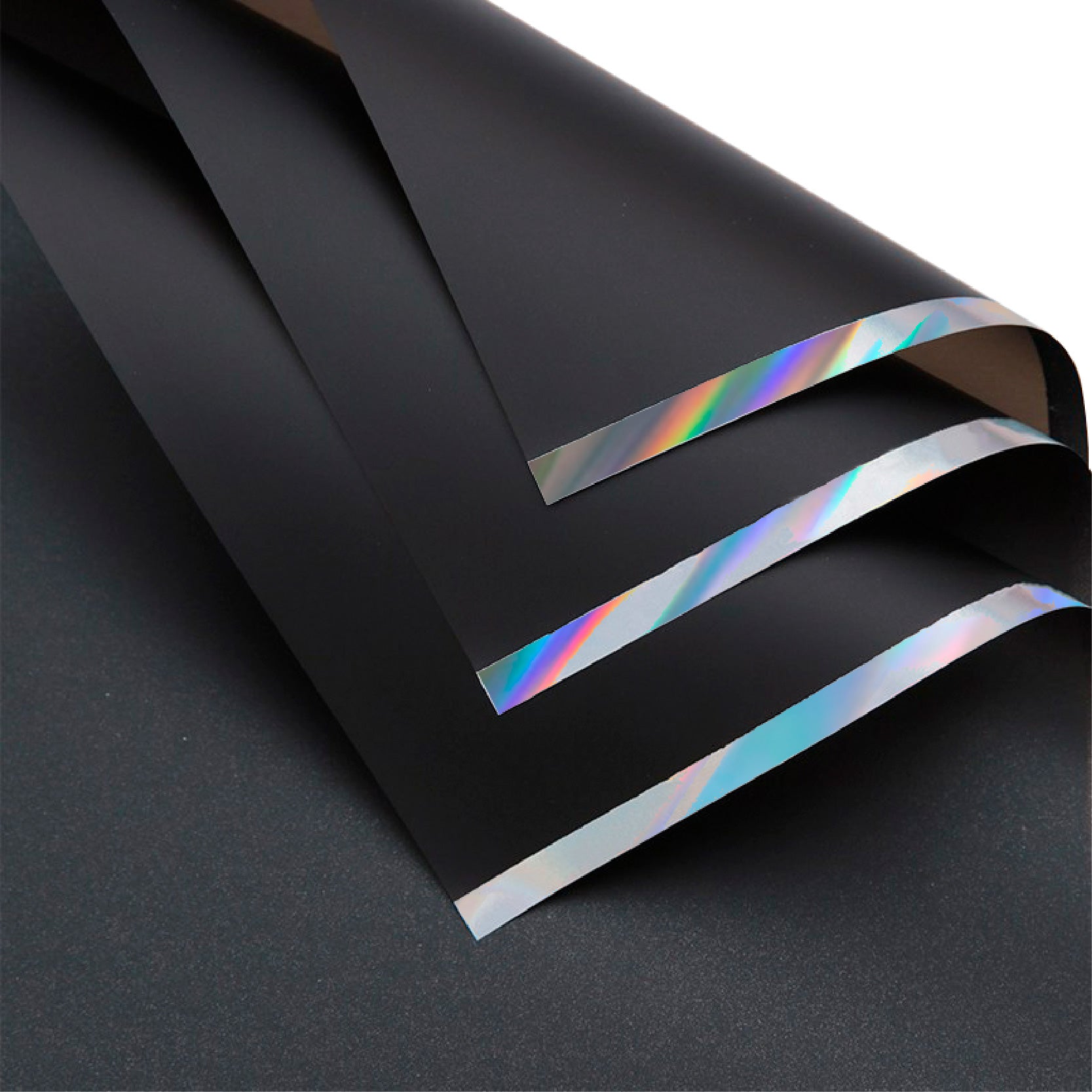 Paquete de 20 pliegos de papel coreano con franjas holográficas. Colores blanco y negro con bordes plateados o dorados. Ideal para envolver flores.