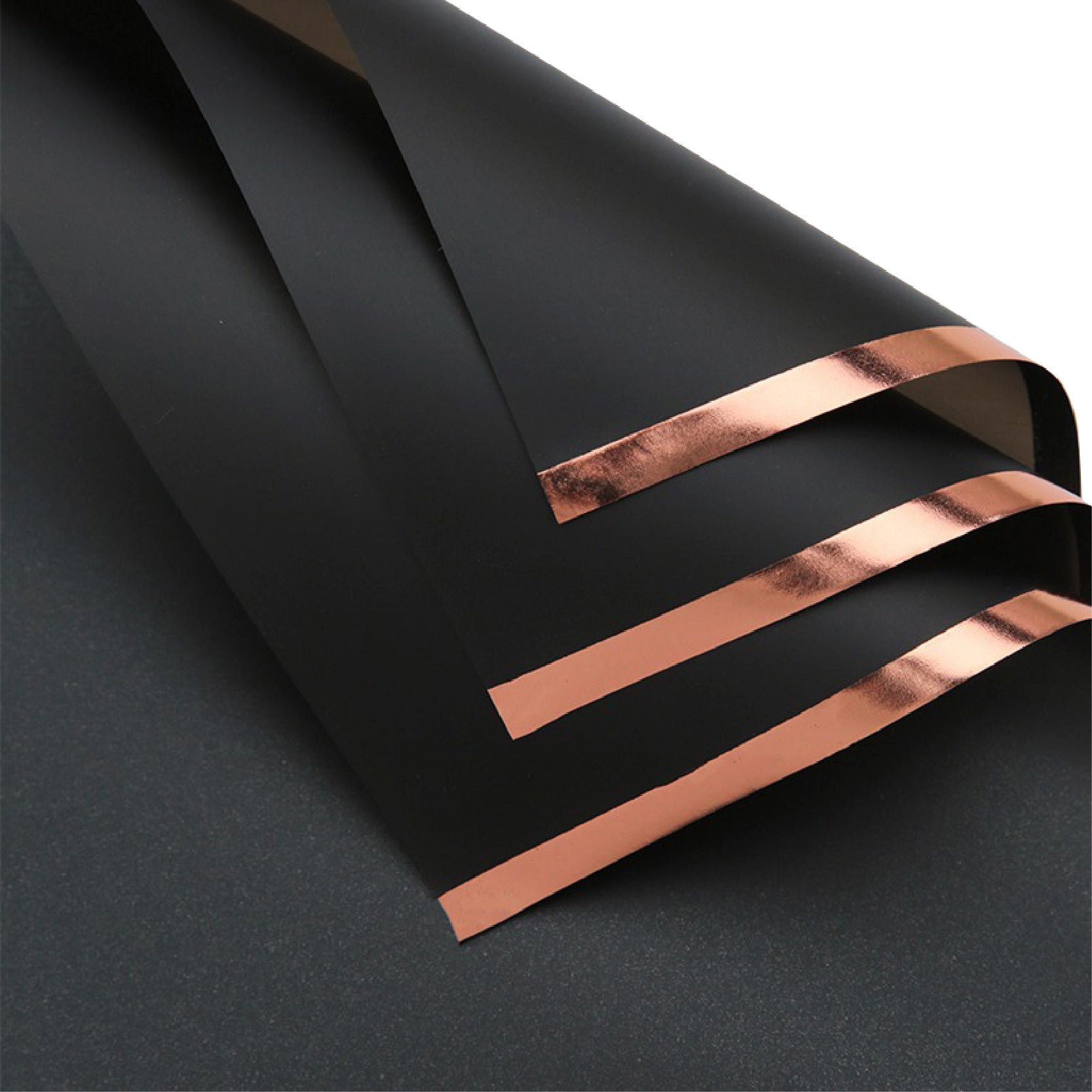 Paquete de 20 pliegos de papel coreano con franjas holográficas. Colores blanco y negro con bordes plateados o dorados. Ideal para envolver flores.