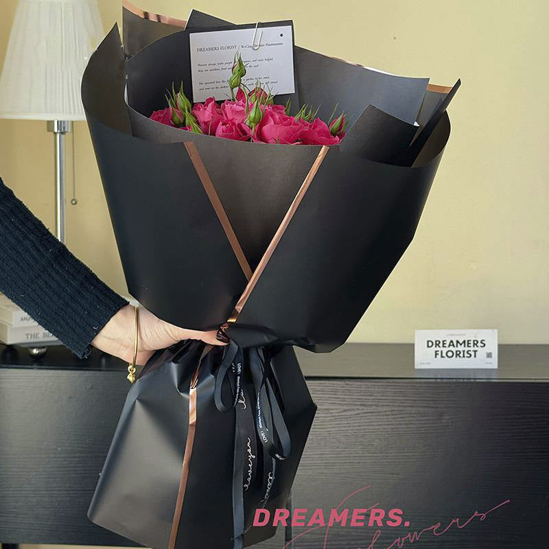 Ejemplo de uso de papel coreano con franjas holográficas. Colores blanco y negro con bordes plateados o dorados. Ideal para envolver flores.