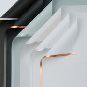 Paquete de 20 pliegos de papel coreano con franjas holográficas. Colores blanco y negro con bordes plateados o dorados. Ideal para envolver flores.