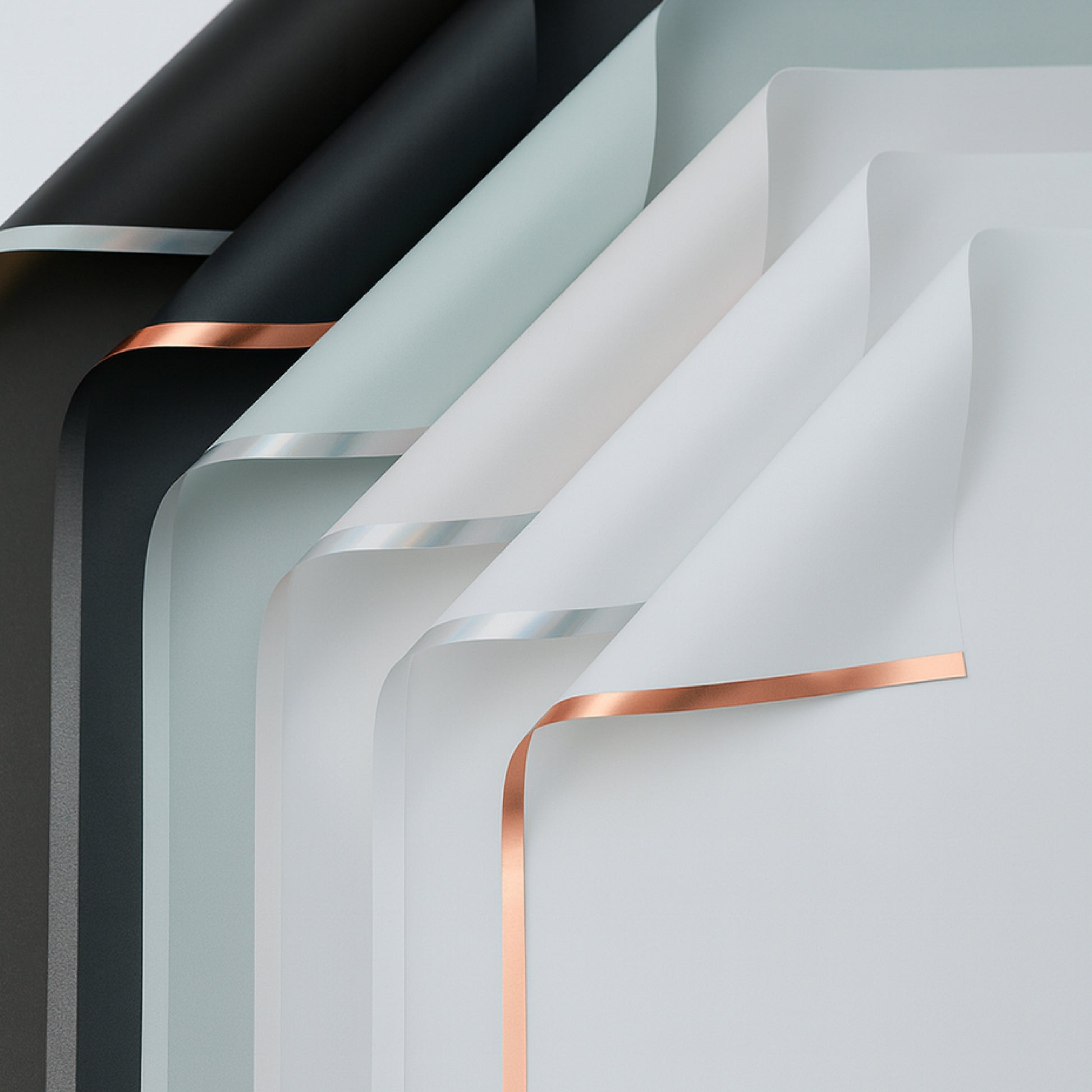 Paquete de 20 pliegos de papel coreano con franjas holográficas. Colores blanco y negro con bordes plateados o dorados. Ideal para envolver flores.