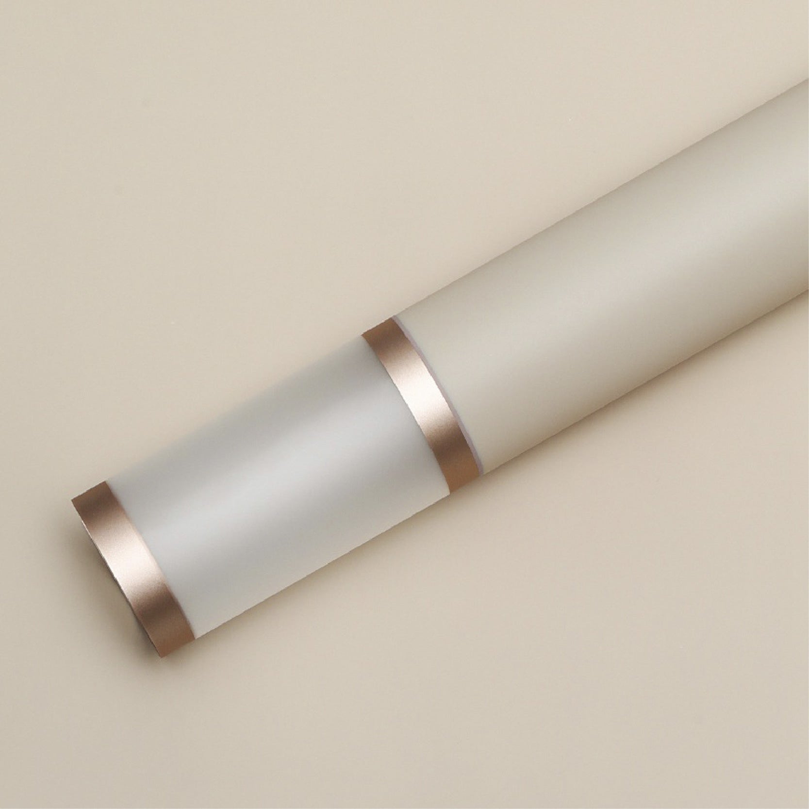 Paquete de 20 pliegos de papel coreano premium con marcos dorados en colores milky tea. Para ramos y arreglos florales. Material para floristas.