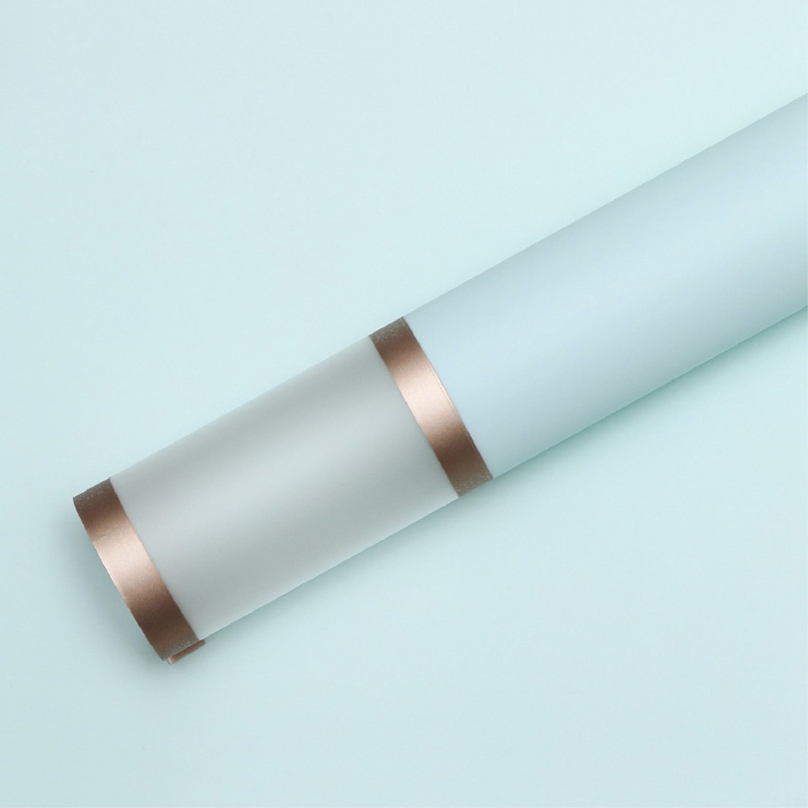 Paquete de 20 pliegos de papel coreano premium con marcos dorados en colores celeste. Para ramos y arreglos florales. Material para floristas.