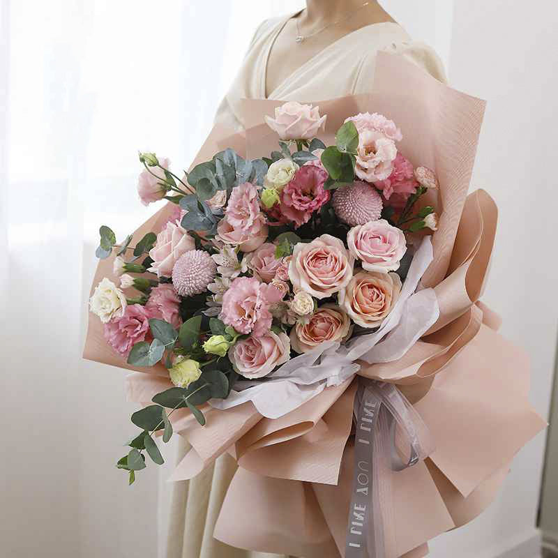 Ejemplo de uso de Papel coreano tipo pellón en colores vino, lima, rosa, blanco, naranja, negro, amarillo y beige. Insumo para floreria, ramos y envolver flores, de alta calidad.