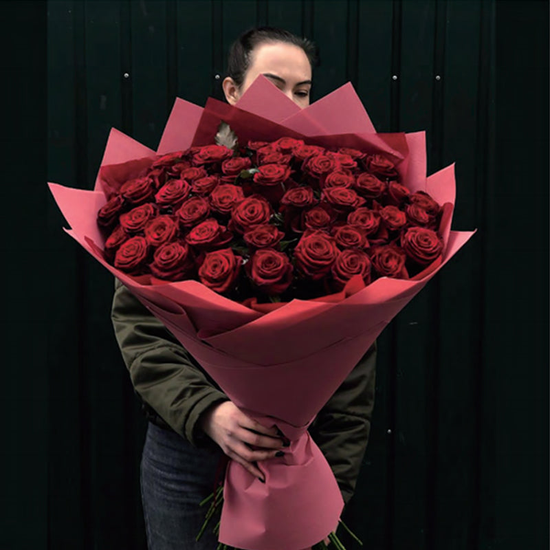 Ejemplo de uso de Papel coreano tipo pellón en colores vino, lima, rosa, blanco, naranja, negro, amarillo y beige. Insumo para floreria, ramos y envolver flores, de alta calidad.