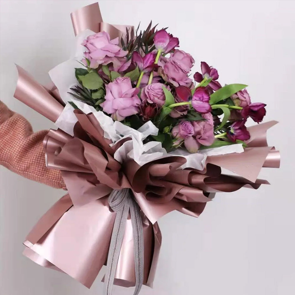 Ejemplo de uso de papel coreano metalizado en colores dorado, oro rosa y plateado. Material brillante para envolver ramos y flores.