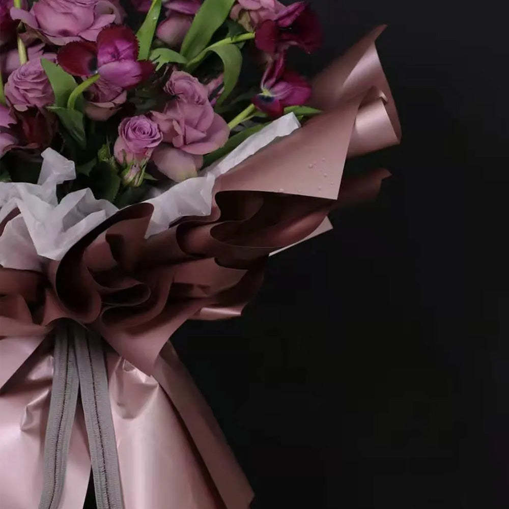 Ejemplo de uso de papel coreano metalizado en colores dorado, oro rosa y plateado. Material brillante para envolver ramos y flores.