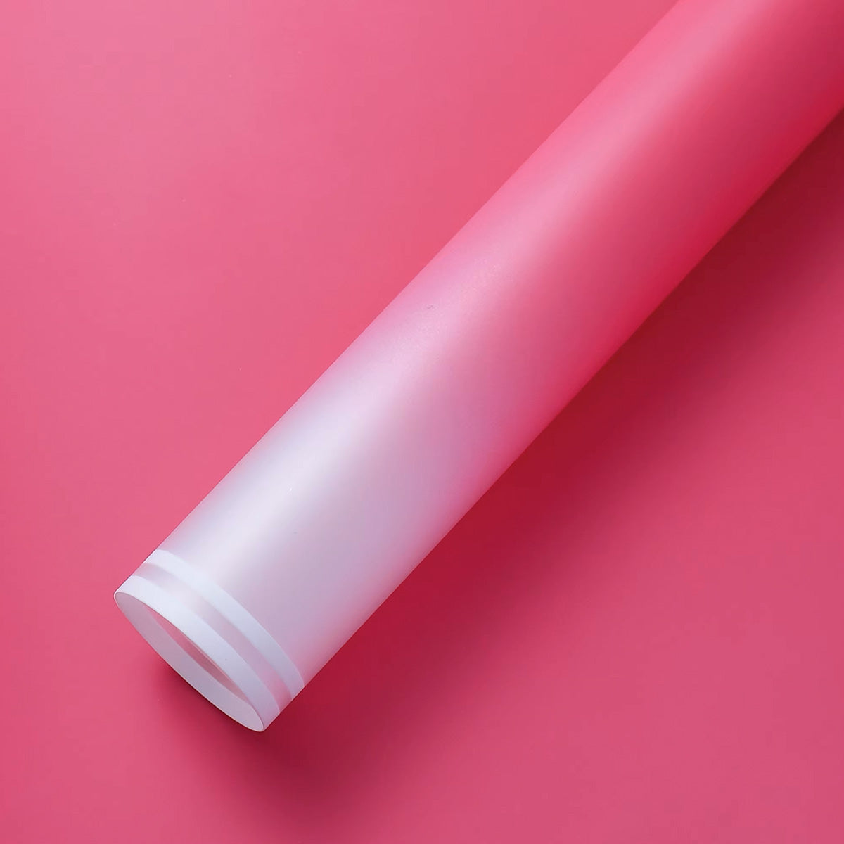 Paquete de 20 pliegos de papel coreano degradado con marco blanco en color fucsia. Ideal para envolver ramos y flores. Insumos para florerías.