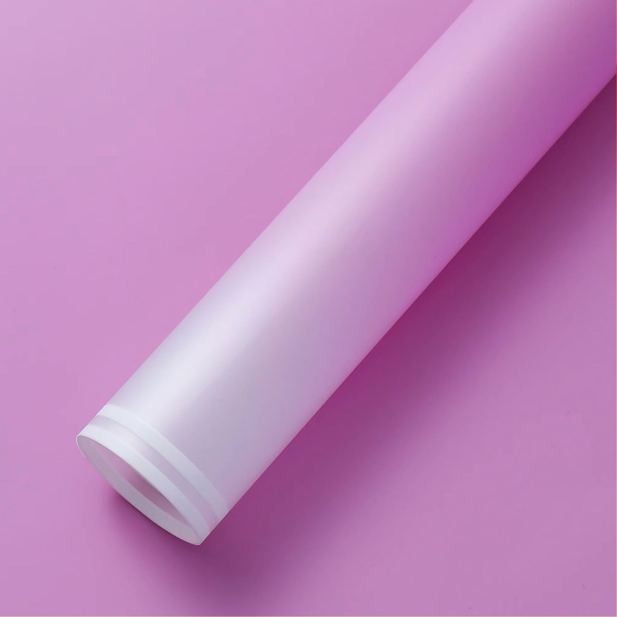 Paquete de 20 pliegos de papel coreano degradado con marco blanco en colores lavanda. Ideal para envolver ramos y flores. Insumos para florerías.