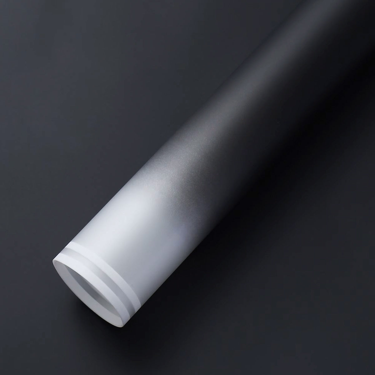 Paquete de 20 pliegos de papel coreano degradado con marco blanco en colores negro. Ideal para envolver ramos y flores. Insumos para florerías.