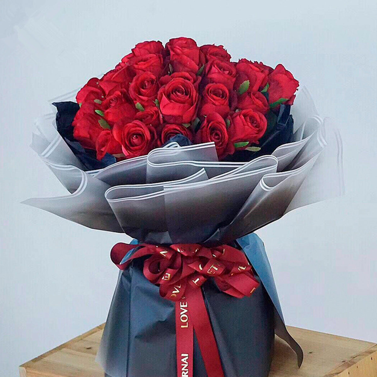 Ejemplo de uso de papel coreano degradado con marco blanco en colores fucsia, lavanda, durazno, rosa y negro. Ideal para envolver ramos y flores. Insumos para florerías.