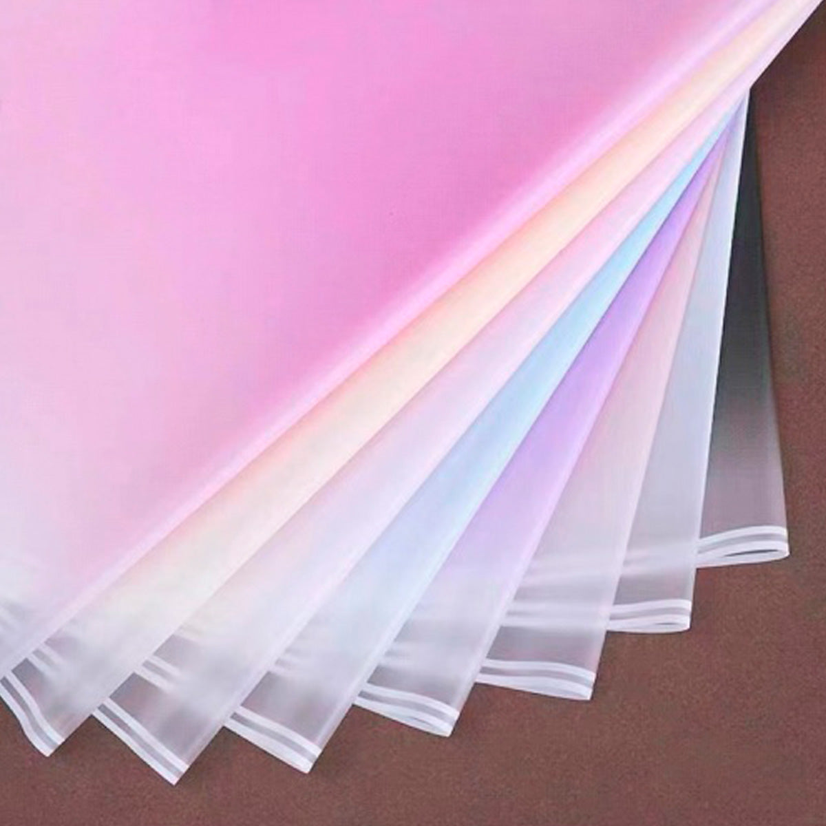 Paquete de 20 pliegos de papel coreano degradado con marco blanco en colores fucsia, lavanda, durazno, rosa y negro. Ideal para envolver ramos y flores. Insumos para florerías.