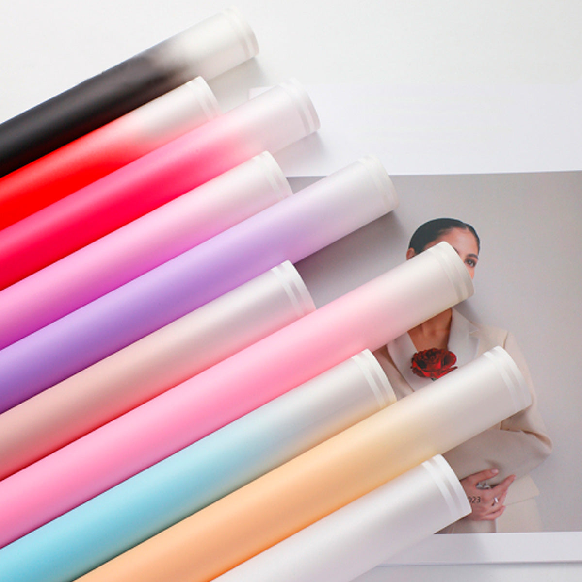 Paquete de 20 pliegos de papel coreano degradado con marco blanco en colores fucsia, lavanda, durazno, rosa y negro. Ideal para envolver ramos y flores. Insumos para florerías.