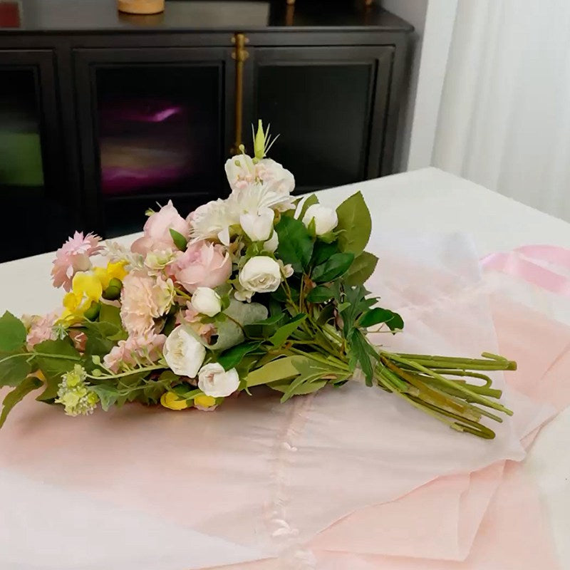 Ejemplo de uso de papel coreano Supreme con listón integrado, listo para usar. Colores beige, amarillo, rosa, lila y celeste para envolver ramos de flores. Materiales para florerías.