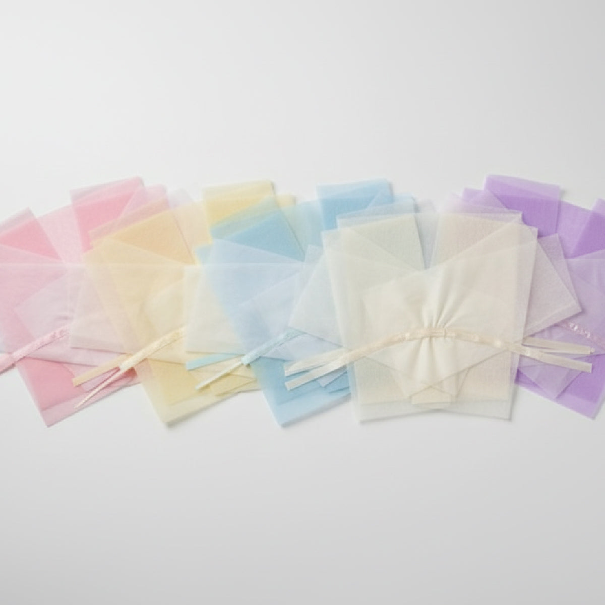 Paquete de 2 pliegos de papel coreano Supreme con listón integrado, listo para usar. Colores beige, amarillo, rosa, lila y celeste para envolver ramos de flores. Materiales para florerías.