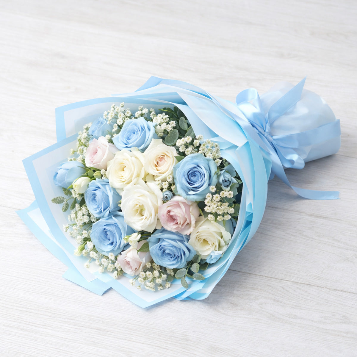 Ramo de flores con papel celeste