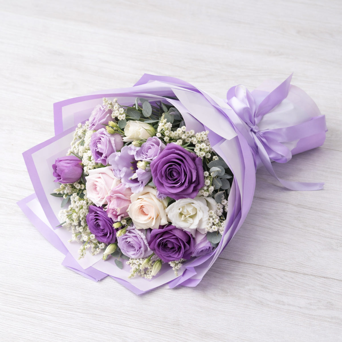Ramo de flores con papel morado