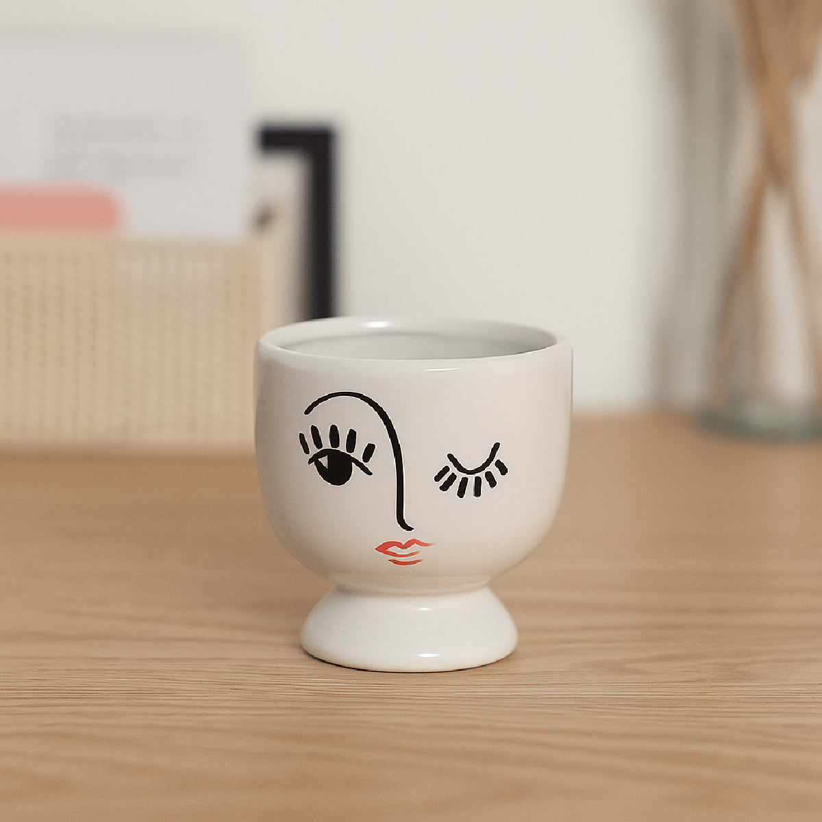 Maceta de cerámica con carita decorativa