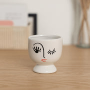 Maceta de cerámica con carita decorativa