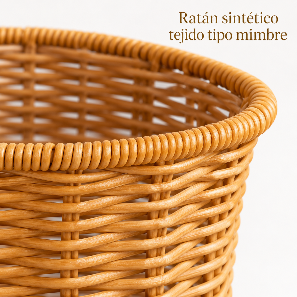 Acercamiento del ratán sintético tejido tipo mimbre de la canasta floral